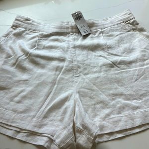 NWT Abercrombie & Fitch Linen shorts -White 
Size L